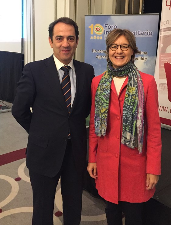La Ministra, Isabel García Tejerina, con el Director General del Foro Interalimentario, Víctor Yuste